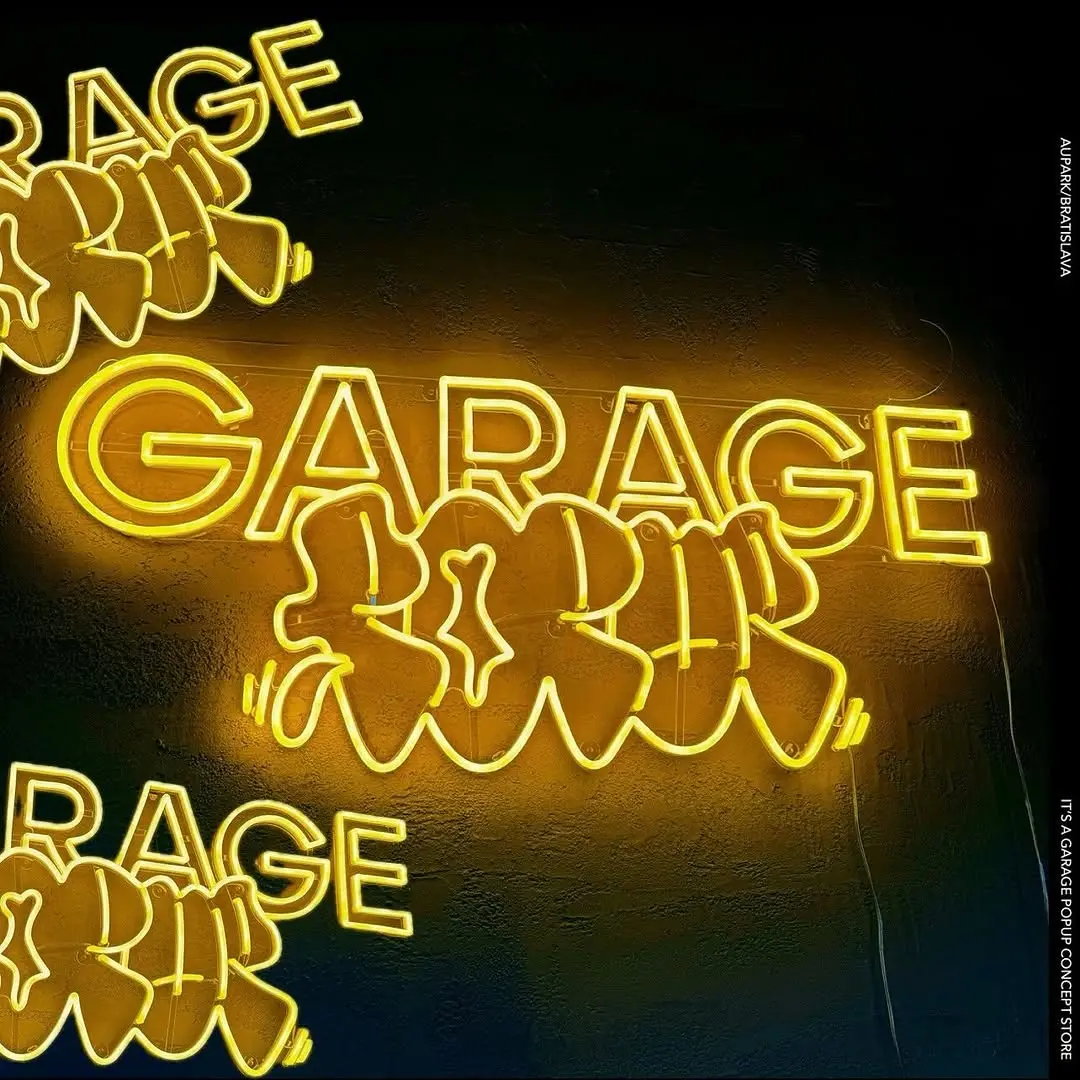 Gelber Neon-Schriftzug Garage im Pop-up-Store – Projekt von Neonworld