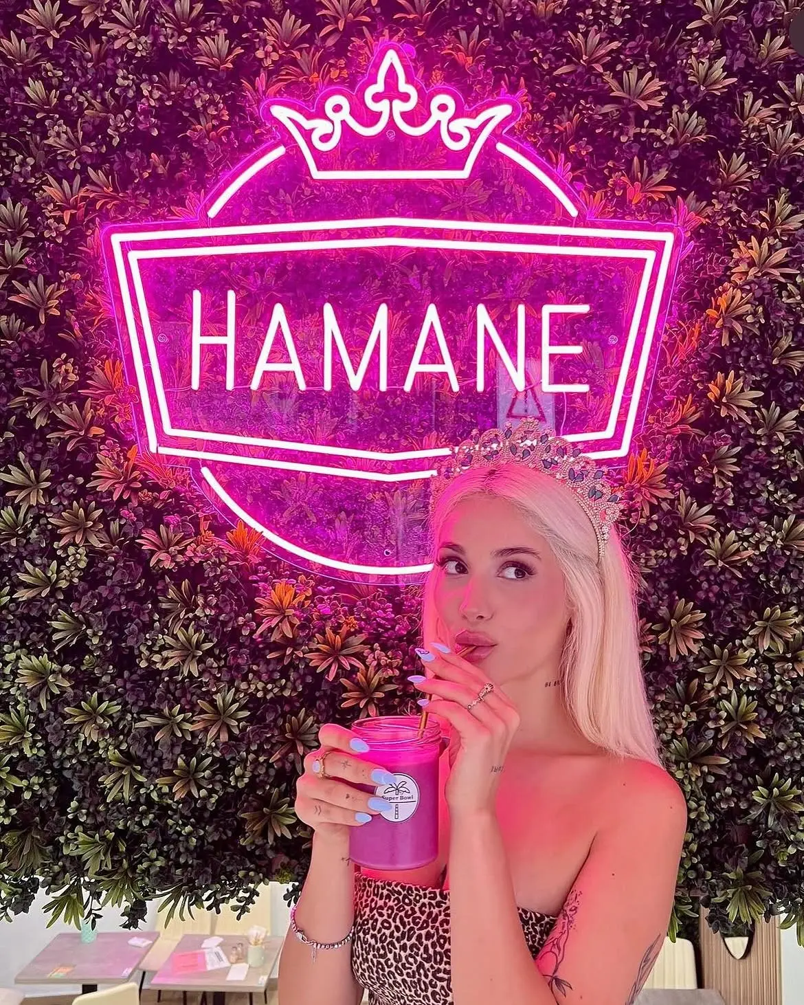 Rosa Neon-Schriftzug Hamane mit Krone – Projekt von Neonworld