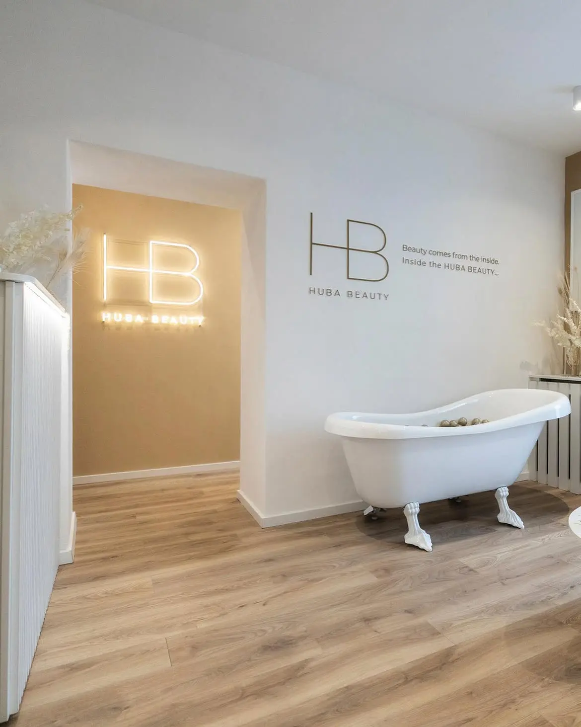 Neon-Logo HB Huba Beauty im Innenbereich – Projekt von Neonworld