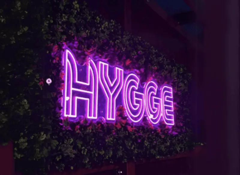 Violetter Neon-Schriftzug Hygge im Grünen – Projekt von Neonworld