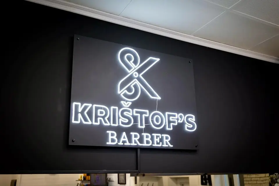 Neon-Logo Kristof's Barber im Barbershop – Projekt von Neonworld
