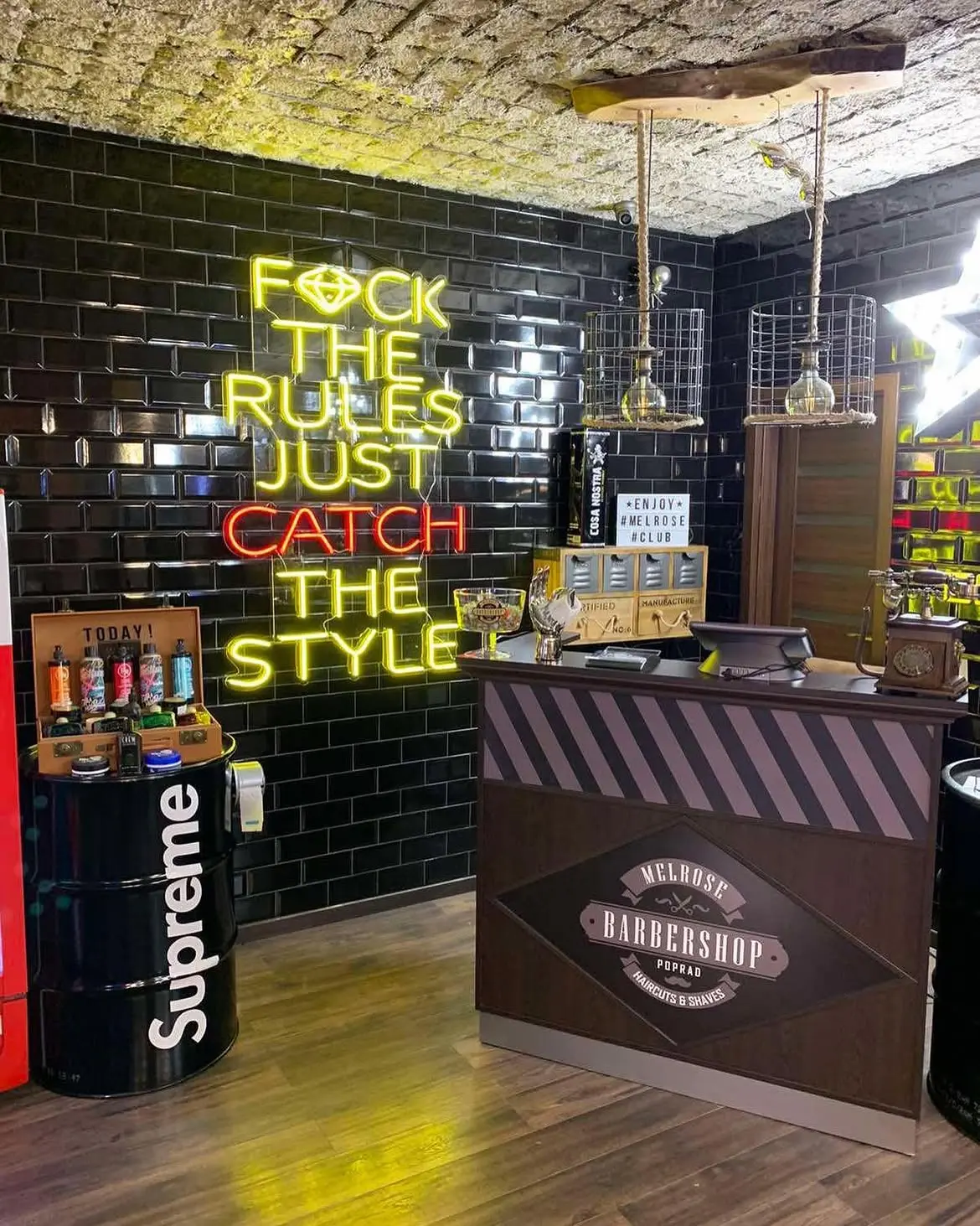 Neon Melrose Barbershop – Projekt von Neonworld