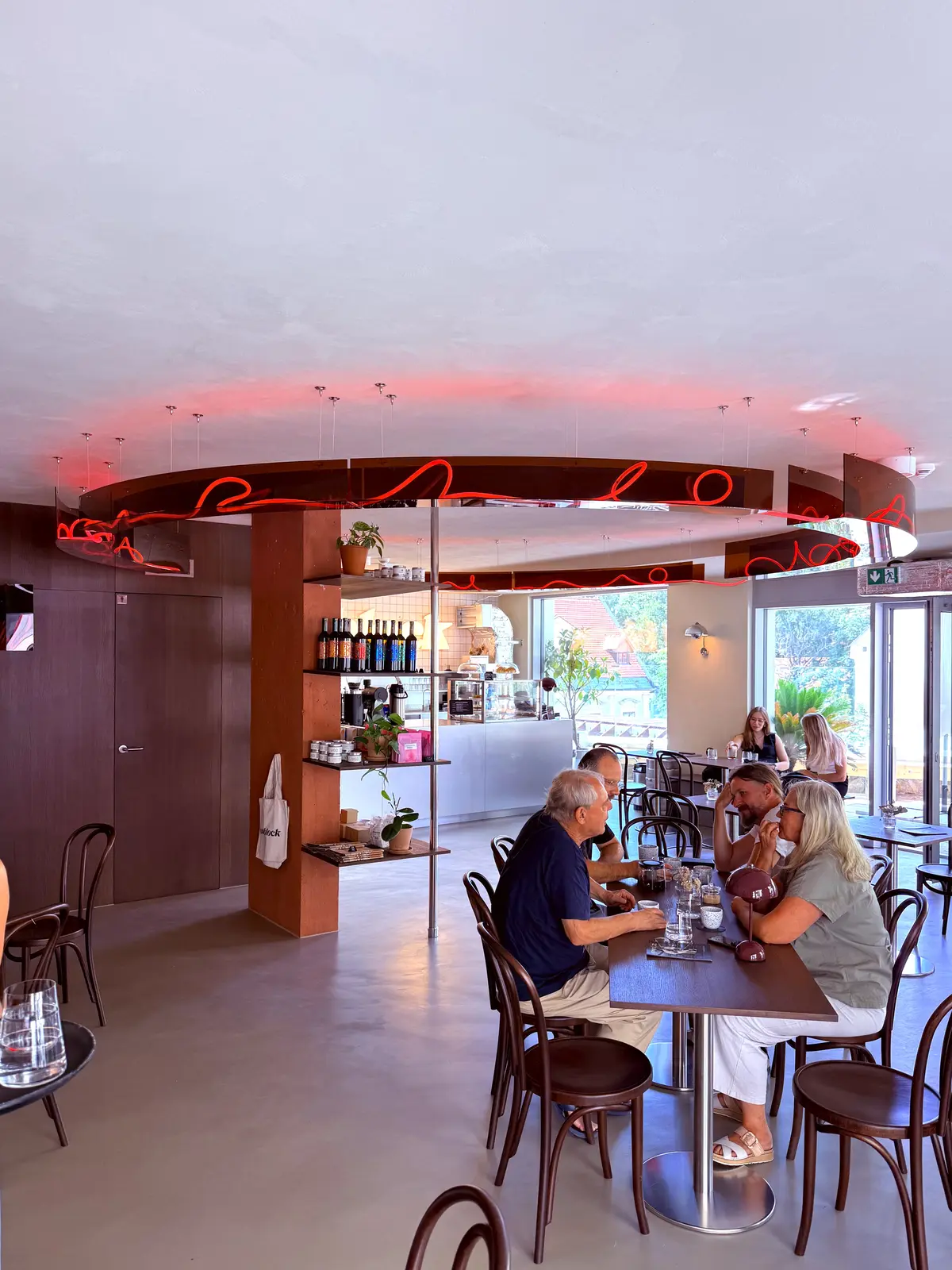 Rotes Neon im Restaurant Ostblock – Projekt von Neonworld