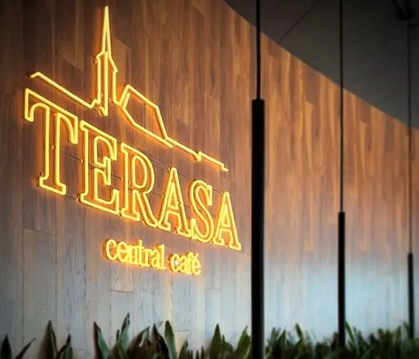 Neon-Schriftzug Terasa Central Café – Projekt von Neonworld