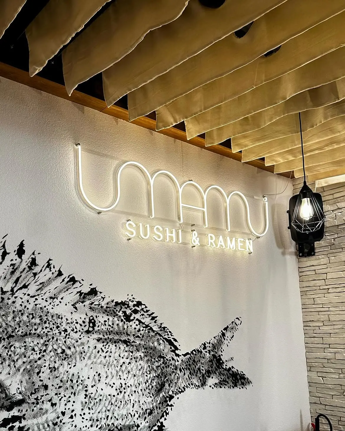 Neon-Schriftzug Umami Sushi & Ramen im Innenbereich – Projekt von Neonworld