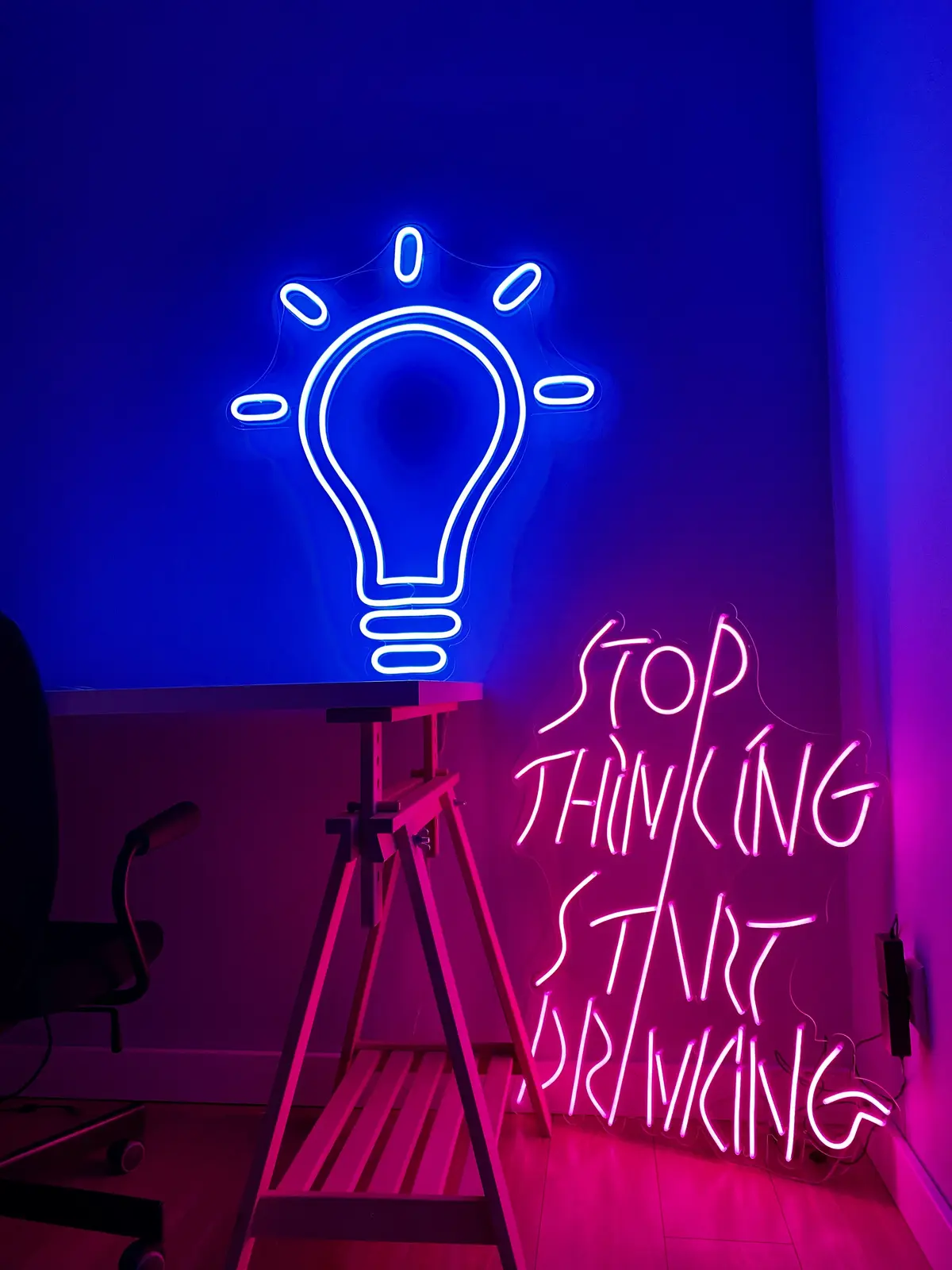 Neon-Glühbirne mit Schriftzug – Projekt von Neonworld