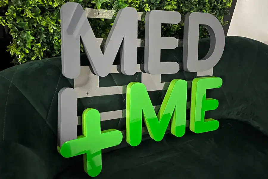 3D-Logo und Schriftzug MED+ME – Projekt von Neonworld