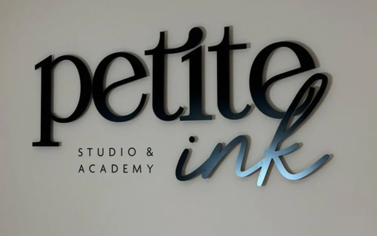 Mattschwarzer 3D-Schriftzug Petite Ink Studio & Academy – Projekt von Neonworld