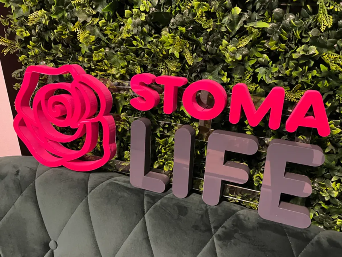 3D-Logo und Schriftzug Stoma Life aus Styrodur – Projekt von Neonworld