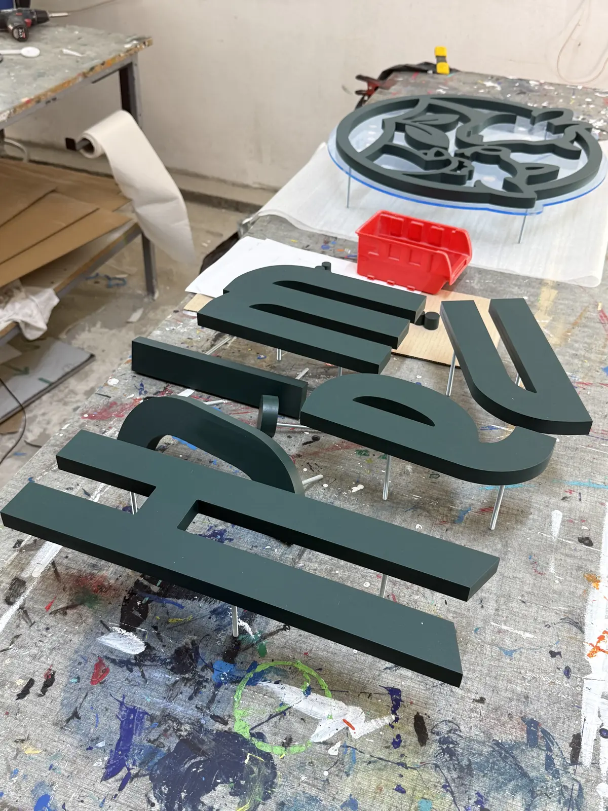 Produktion von 3D-Buchstaben – Projekt von Neonworld