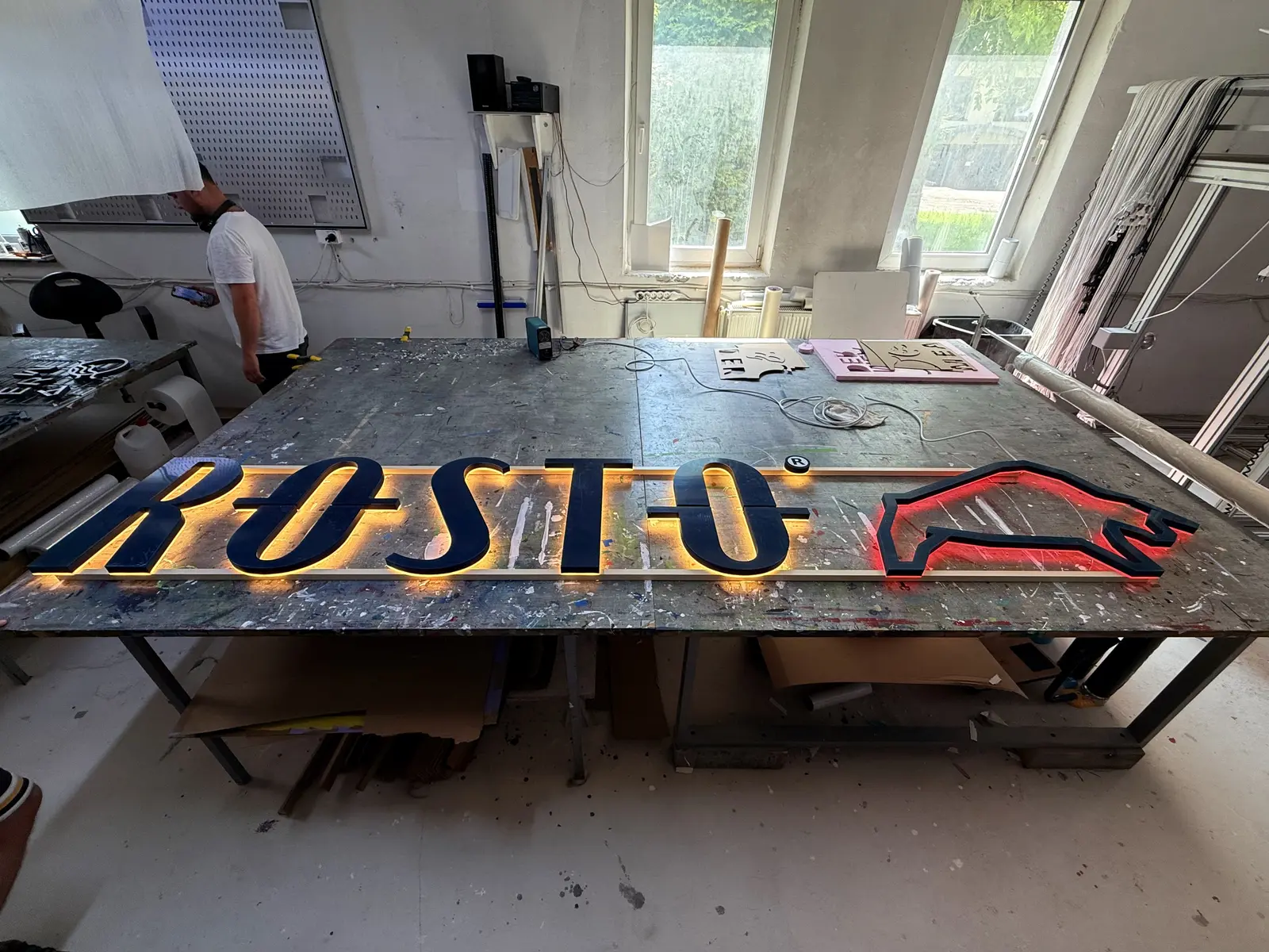 Produktion von Metallbuchstaben – Projekt von Neonworld