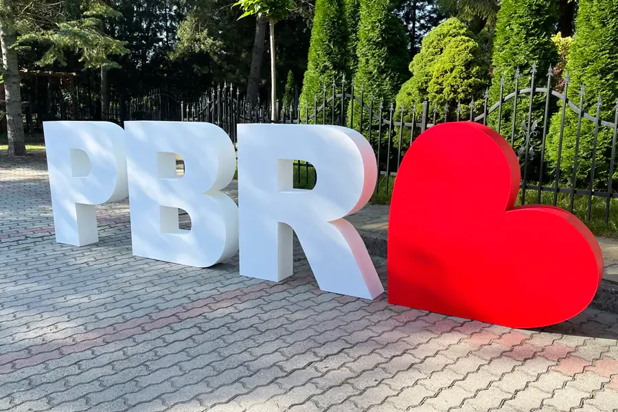 Großformatige weiße XXL-Buchstaben PBR mit Herz – Projekt von Neonworld