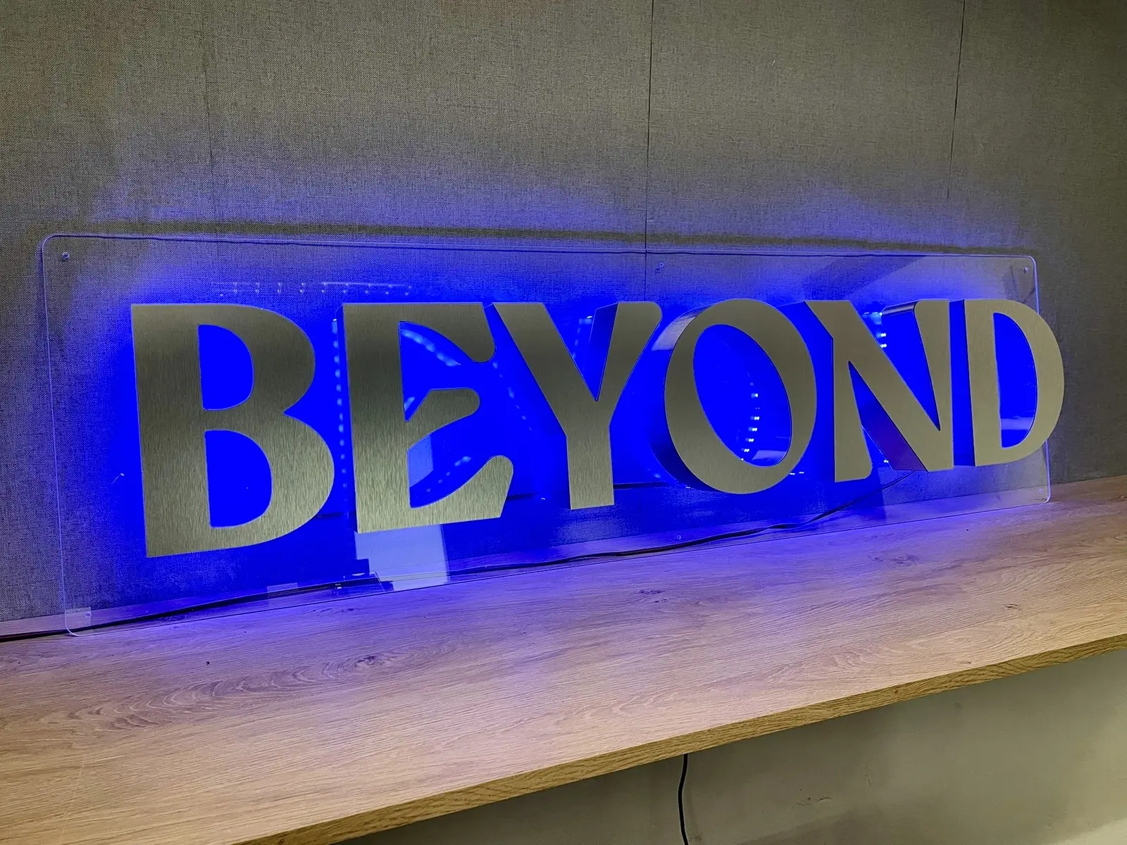 Hinterleuchtete Buchstaben Beyond – Projekt von Neonworld