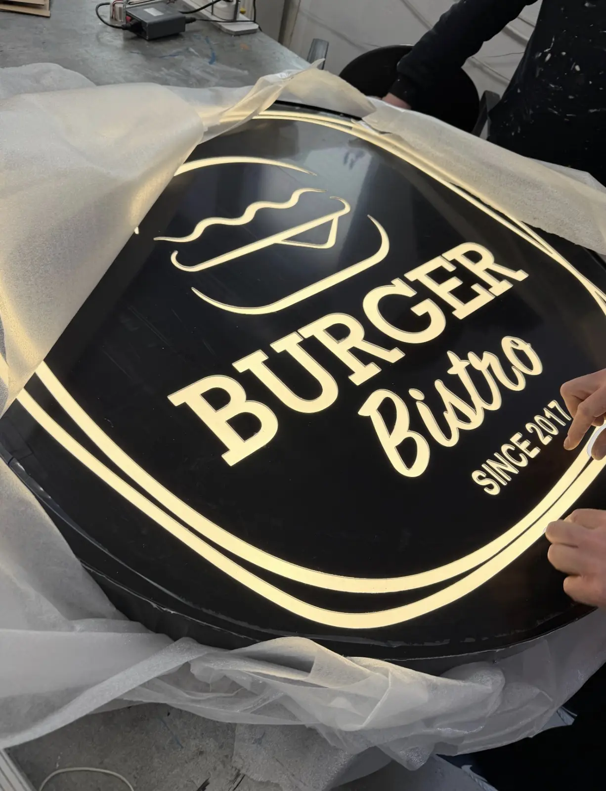 Leuchtpaneel Burger Bistro – Projekt von Neonworld