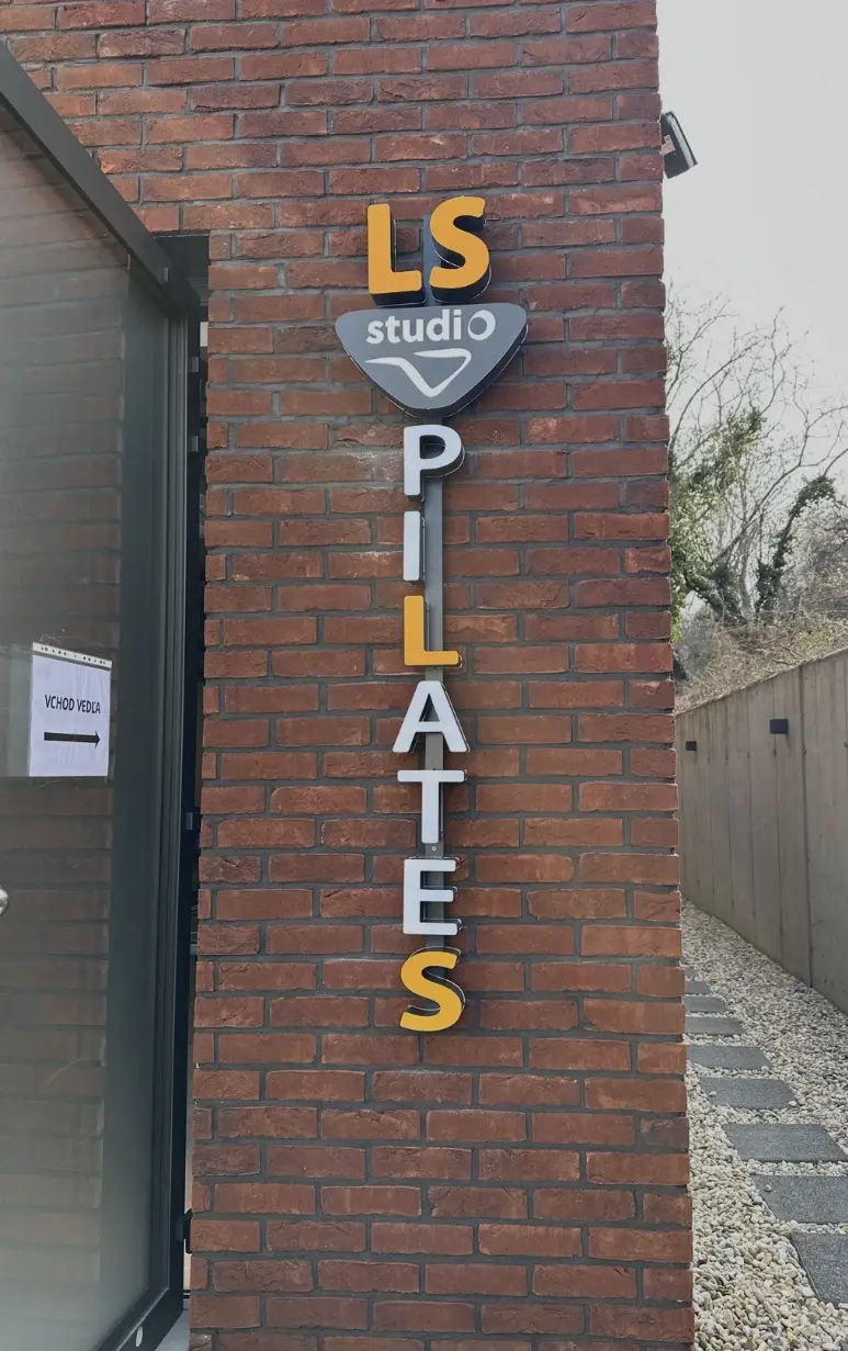 Leuchtausleger LS Studio Pilates – Projekt von Neonworld