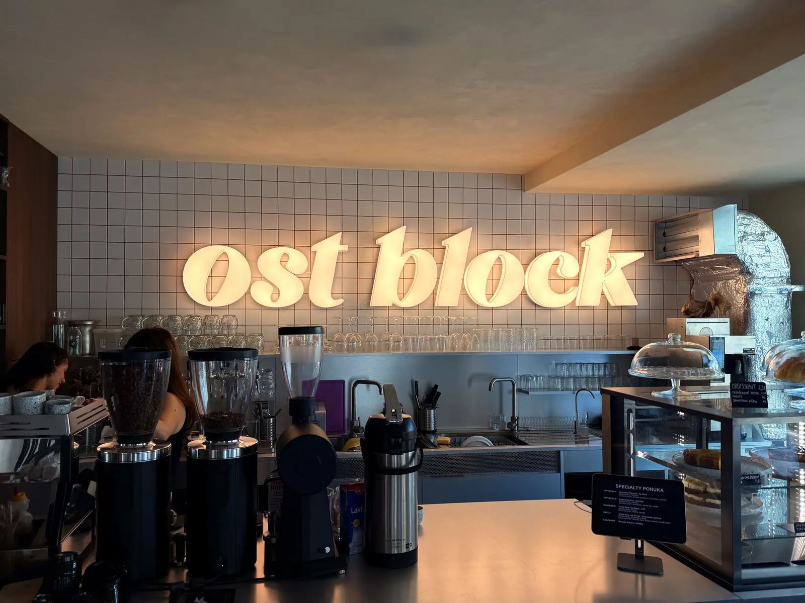 Leuchtbuchstaben Ost Block – Projekt von Neonworld