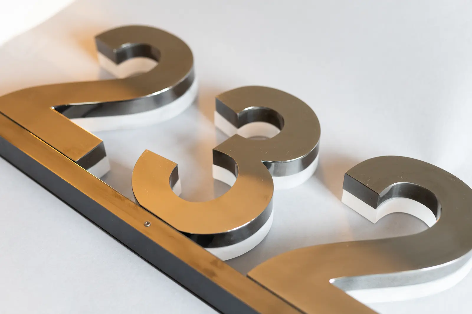 Hinterleuchtete Ziffern – Detail – Projekt von Neonworld
