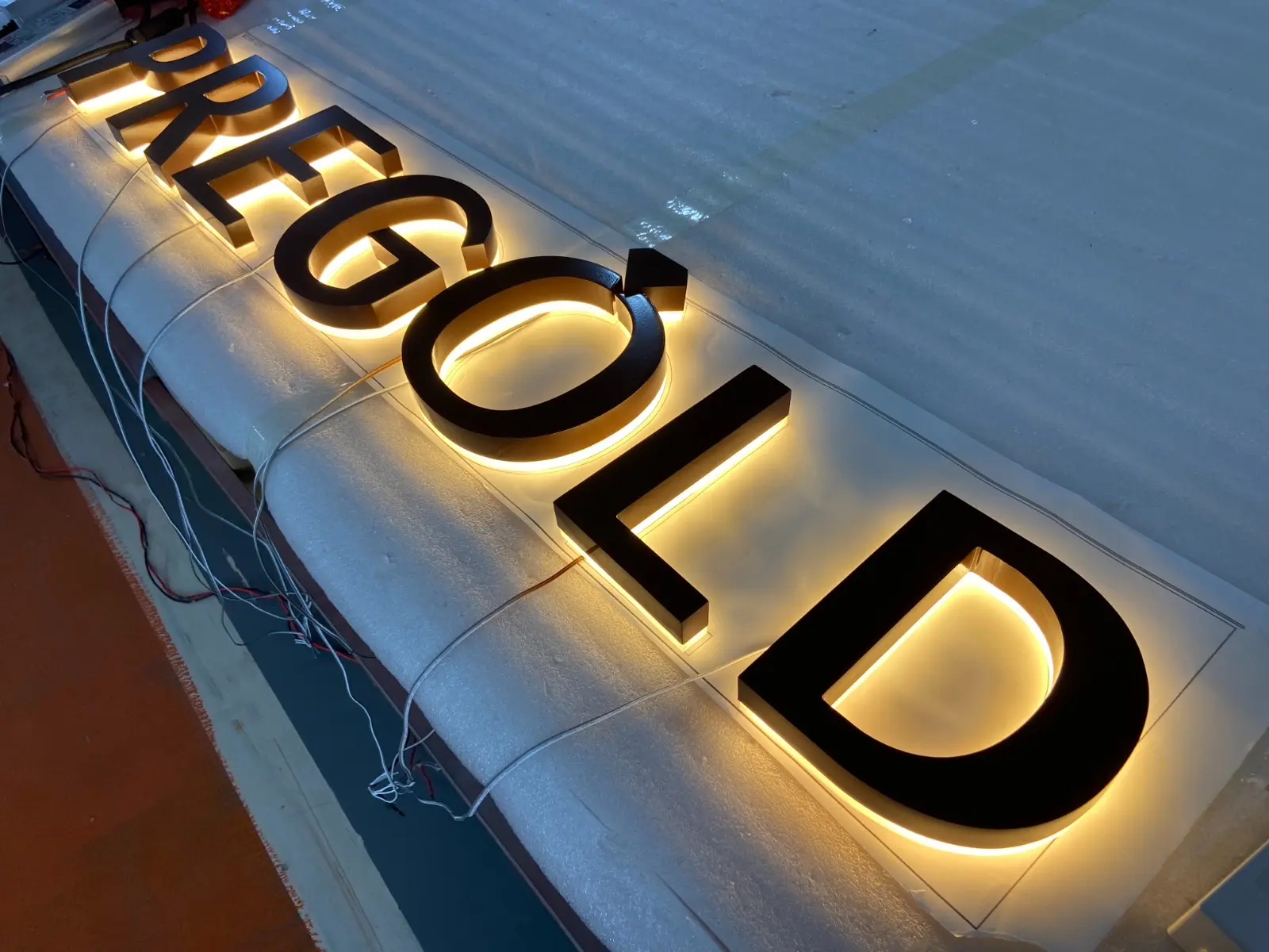 Hinterleuchtete 3D-Buchstaben Pregold – Projekt von Neonworld
