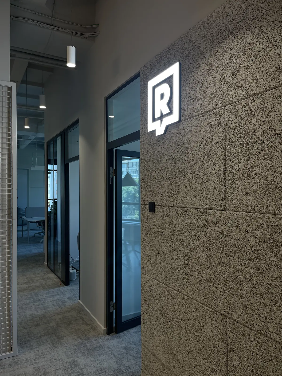 Leuchtlogo Refresher – Innenbereich – Projekt von Neonworld