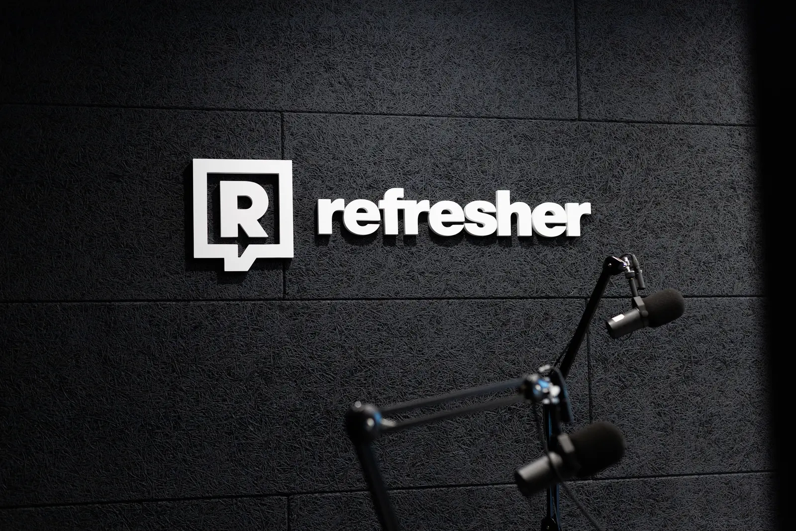 Leuchtlogo Refresher – Podcast-Wand – Projekt von Neonworld