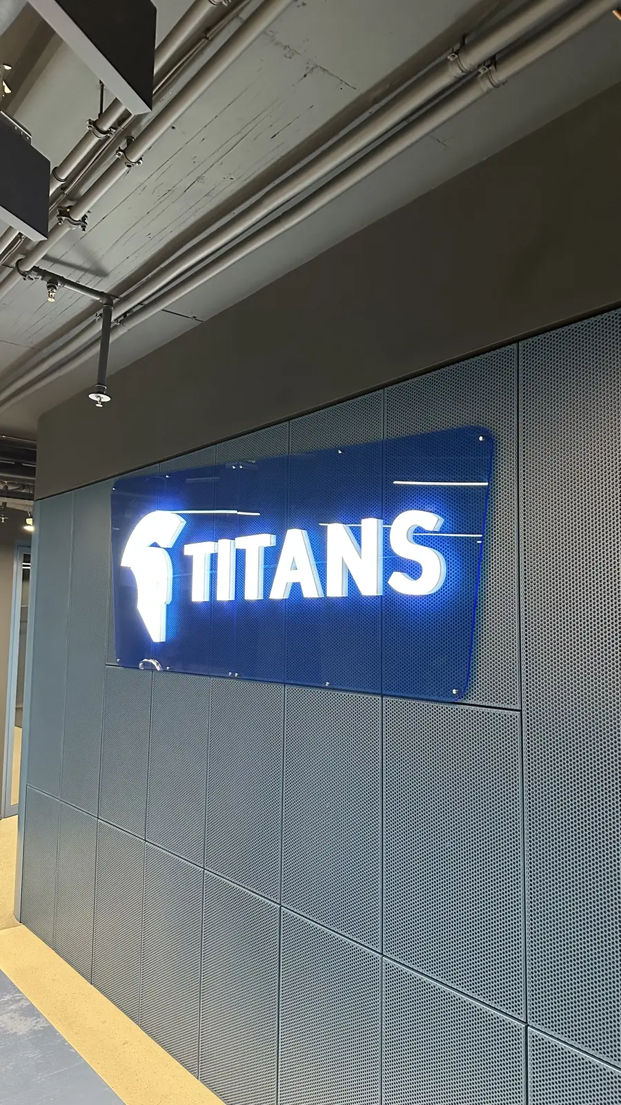 Leuchtpaneel Titans – Projekt von Neonworld