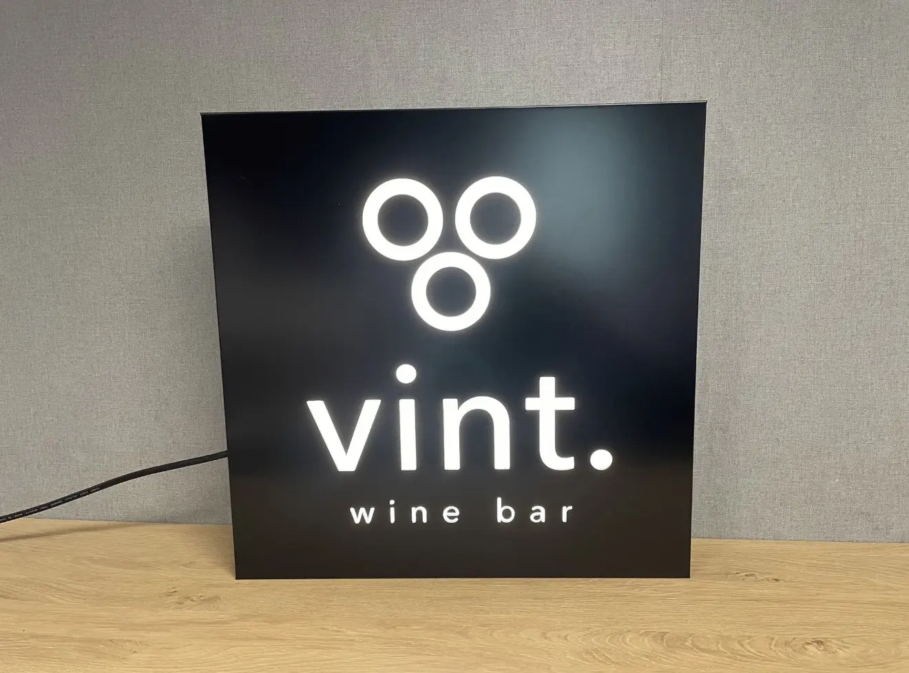 Hinterleuchteter Leuchtkasten Vint Wine Bar – Projekt von Neonworld