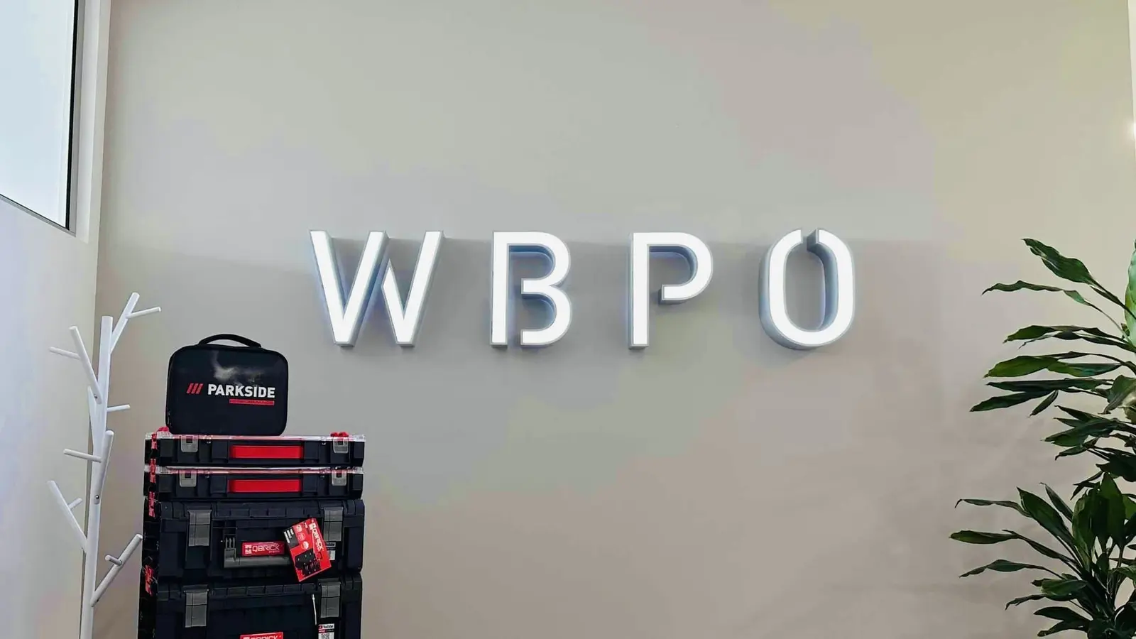 Hinterleuchtete 3D-Buchstaben WBPO – Projekt von Neonworld
